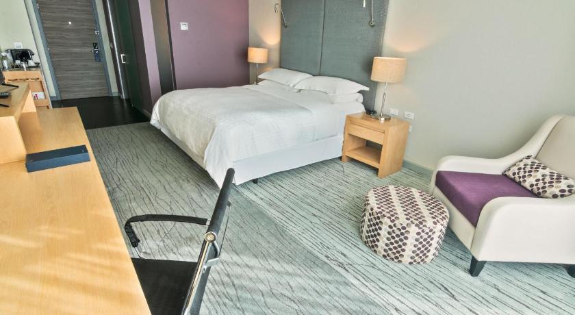 Image of 1 King Bed, Panoramic View, Sheraton Club Access, Rain Shower, High Floor 11