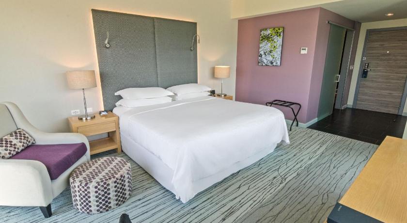 Image of 1 King Bed, Panoramic View, Sheraton Club Access, Rain Shower, High Floor 8