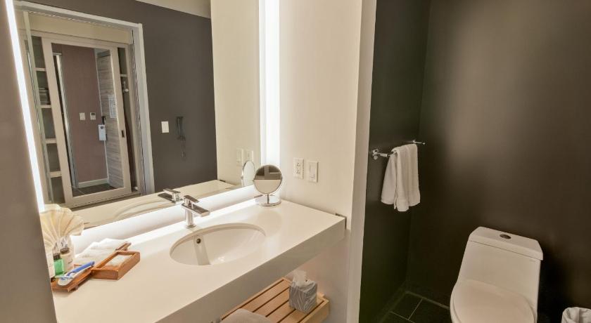 Image of 2 Queen Beds, Mountain View, Sheraton Club Access, Balcony 2, Larger, Rain Shower 11