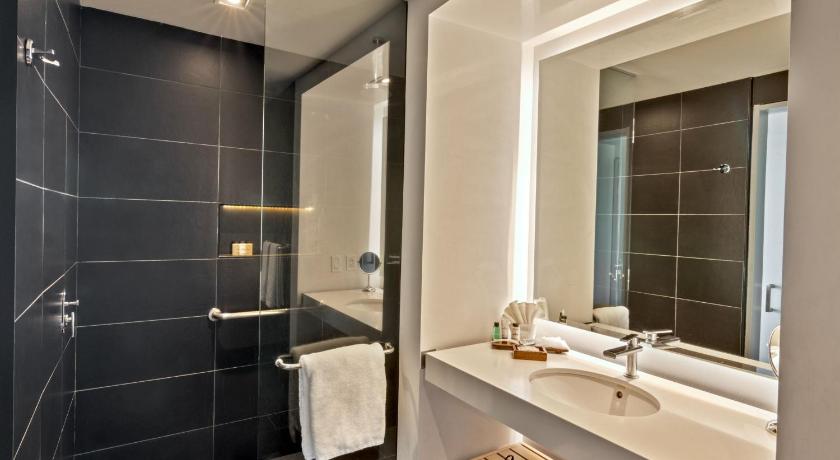 Image of 2 Queen Beds, Mountain View, Sheraton Club Access, Balcony 2, Larger, Rain Shower 9