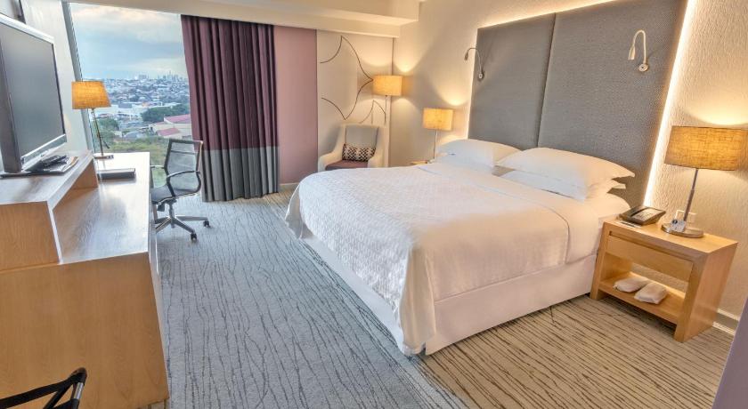 Image of 1 King Bed, Panoramic View, Sheraton Club Access, Rain Shower, High Floor 5