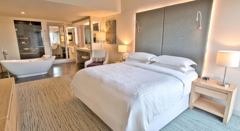 Image of One-Bedroom Large King Suite with Panoramic View, Balcony and Soaking Tub - Club Access/High Floor 3