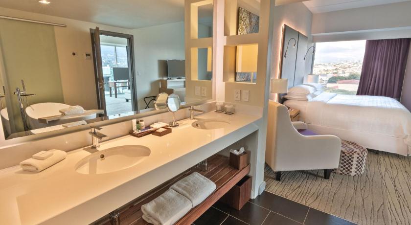 Image of Presidential Suite, 1 Bedroom, 1 King Bed, Panoramic View, Sheraton Club Access, Private Terrace, Di 6