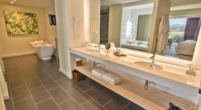 Image of Presidential Suite, 1 Bedroom, 1 King Bed, Panoramic View, Sheraton Club Access, Private Terrace, Di 2