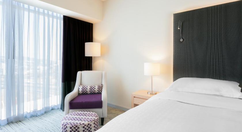 Image of 1 King Bed, Panoramic View, Sheraton Club Access, Rain Shower, High Floor 7