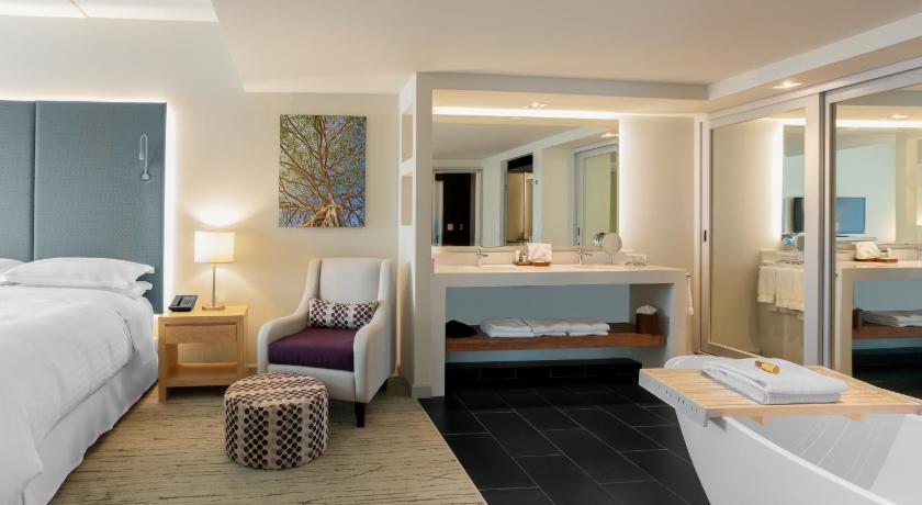 Image of One-Bedroom Large King Suite with Panoramic View, Balcony and Soaking Tub - Club Access/High Floor 4