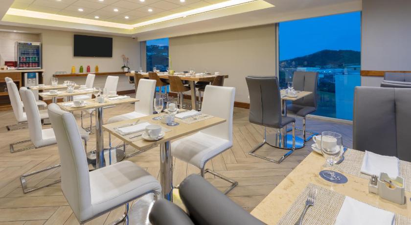 Image of One-Bedroom Large King Suite with Panoramic View, Balcony and Soaking Tub - Club Access/High Floor 10