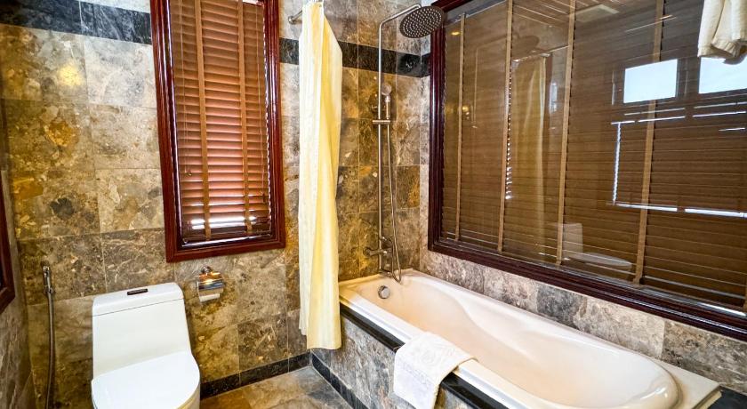 Immagine di Suite con Vista Piscina (Suite with Pool View) 12