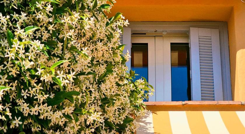 Immagine di Superior Double Room with garden view or courtyard view 8