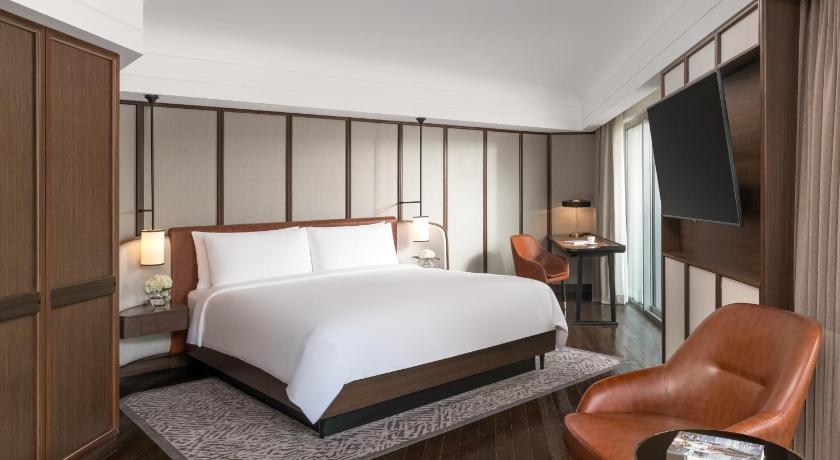 Image of Signature Salon Suite, 1 King, Two Balconies, Separate Lounge 1