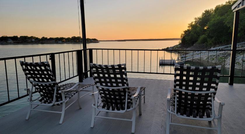 브리지포트 (TX) Lakefront Home with Hot Tub and Private Dock 4성급 숙소 객실