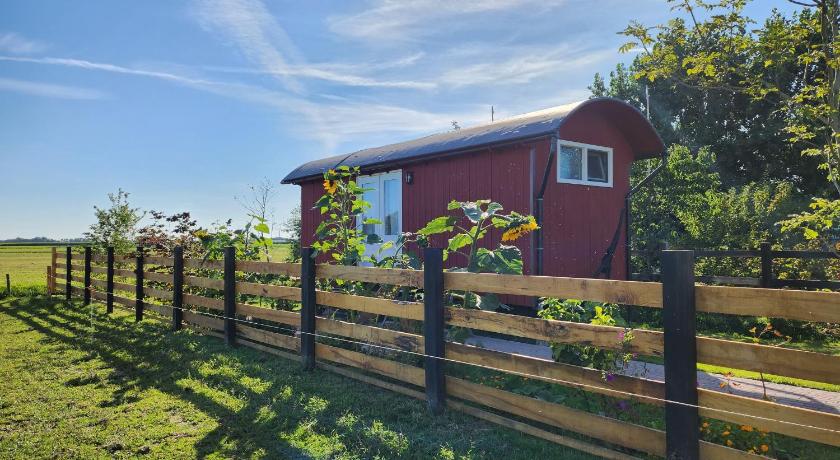 Herdershut 'De Skoeboet', vlakbij zee