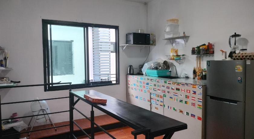 クラビ Den Nest Guest House Krabi 4つ星 ホテル レストラン