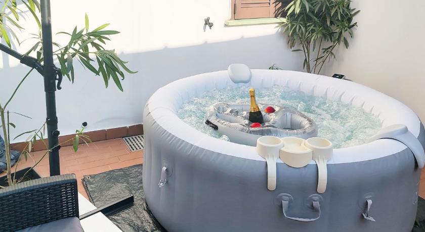 Zen Retreat with Jacuzzi, Patio & Private Garage Plus Automatic Check in 24 7 with Netflix, Dazn, Di
