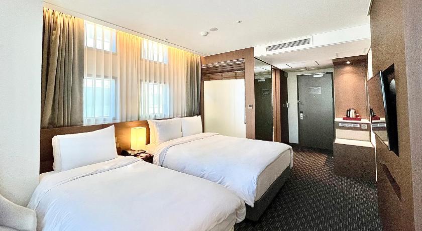 Image of 1 Queen Bed and 1 Twin Bed, Premium Family Room, Non-Smoking 1