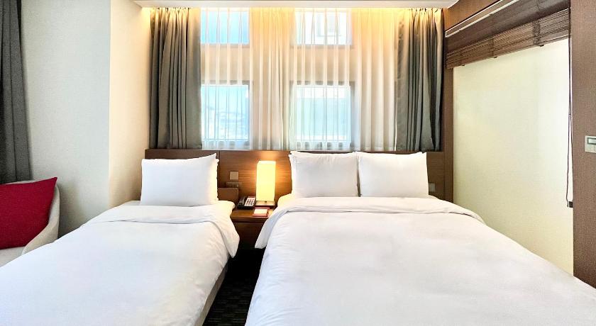 Image of 1 Queen Bed and 1 Twin Bed, Premium Family Room, Non-Smoking 3