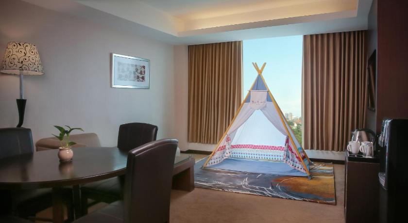 Image of Family Room 10