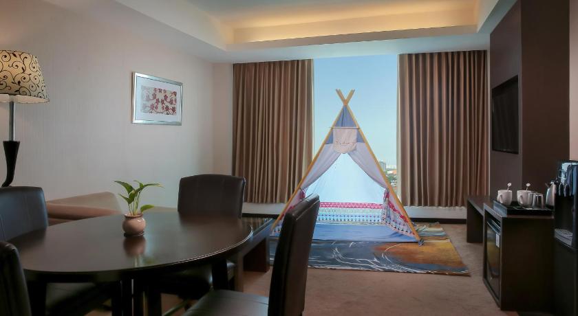 Image of Family Room 8