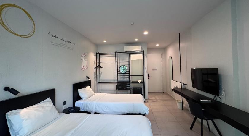 Image of Standard Twin Room with Balcony 4