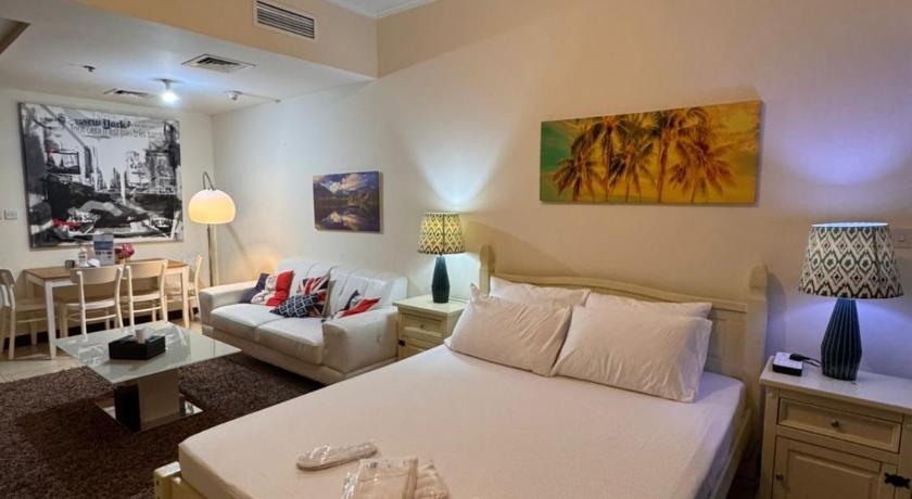Click Stay - JLT - Entire Studio & Balcony Lakes view Apartment -AM
