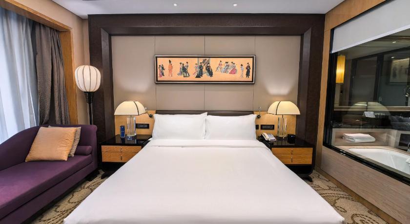 Image of King Hilton Guestroom 6