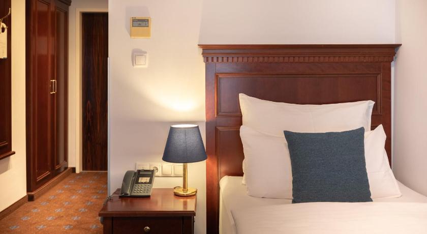 Image of Standard Twin Room with Balcony 4