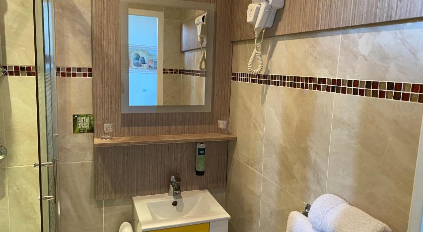 Immagine di Camera Matrimoniale/Doppia con Letti Singoli (Double or Twin Room) 2