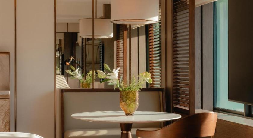 Image of 1 King Bed Deluxe with Club Access 5