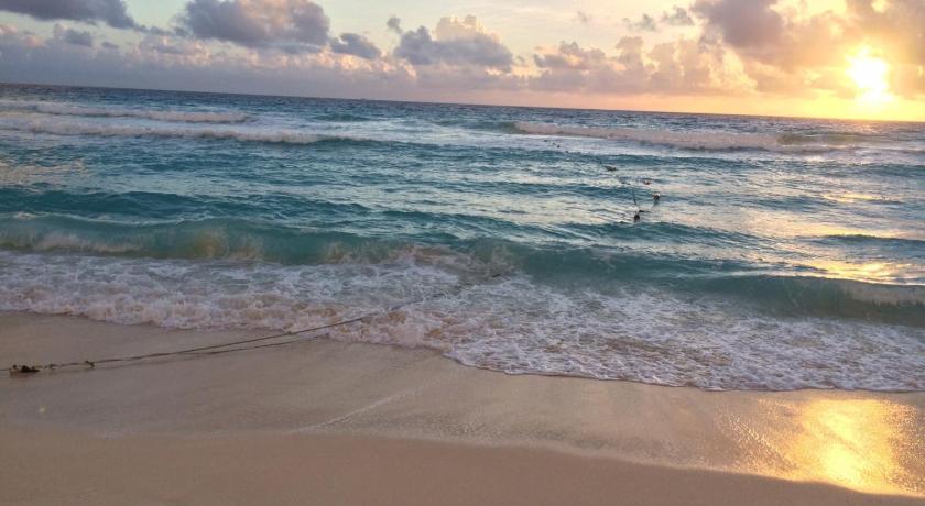 Cancun Beach Aparthotel Brisas photo