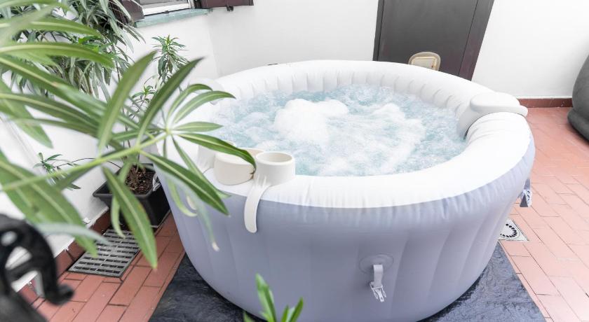Zen Jacuzzi Retreat mit Terrasse, Garage, Klimaanlage, 24 - 7 Check-in, Netflix und Disney Plus