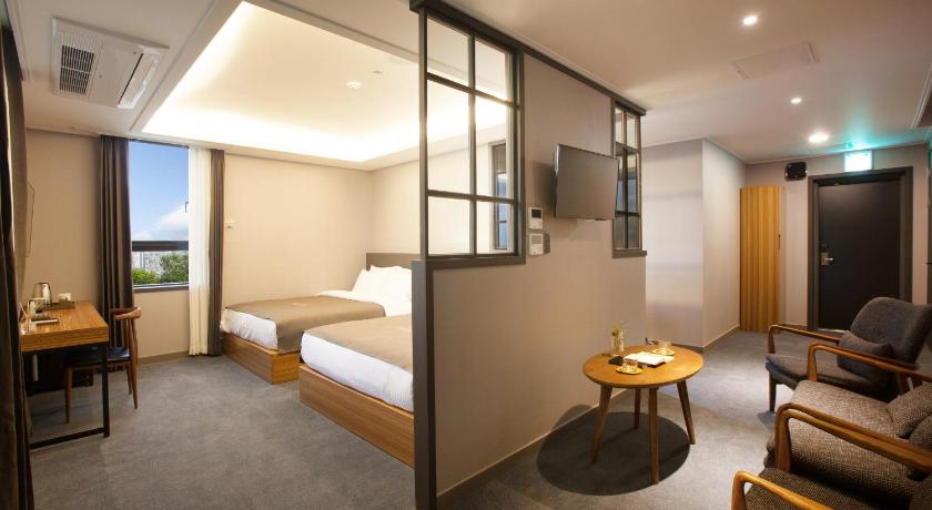 Image of 2 Queen Premium Suite Non-Smoking 1