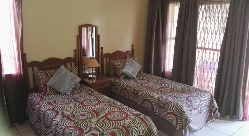 Image of Standard Twin Room with Garden View 4