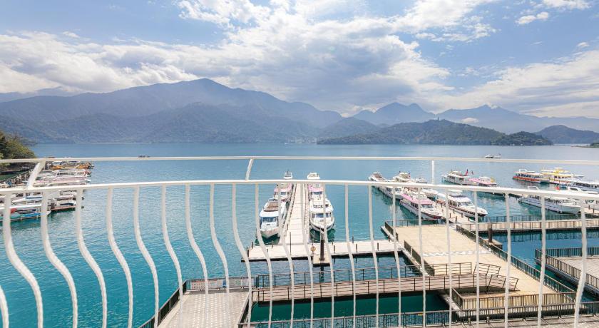 Image of Deluxe Double Room with Lake View 9