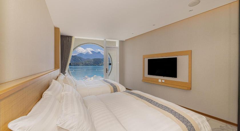Image of Deluxe Family Room with Lake View 6