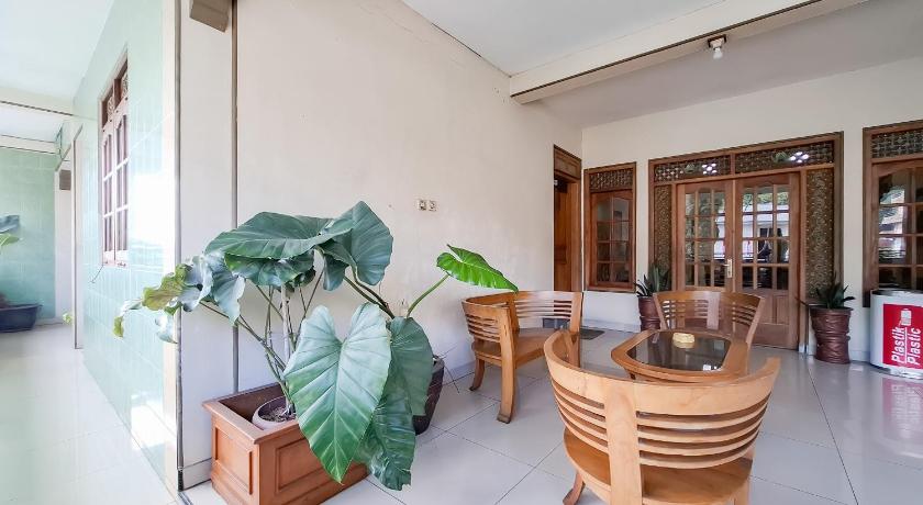 RedDoorz Hotel Tejomoyo Near Bukit Sekipan Tawangmangu – Tawangmanggu, SD