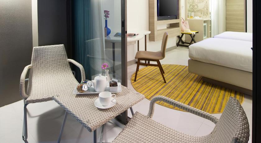 Image of Deluxe Ocean View King Room 4