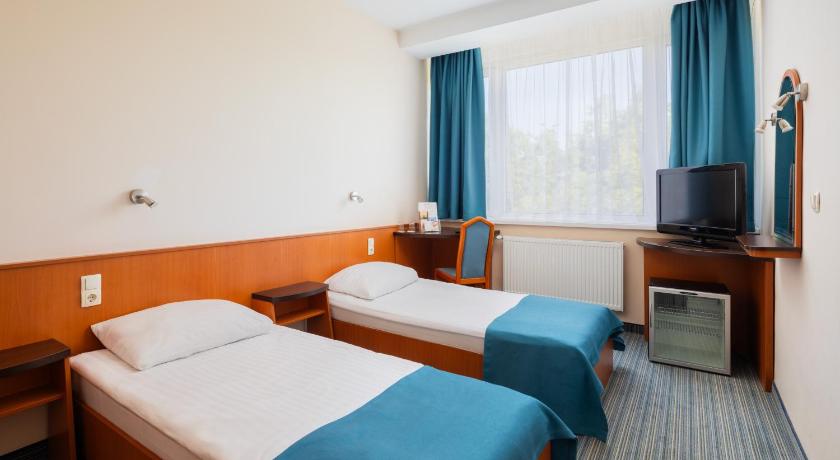 Image of Economy Triple Room 0