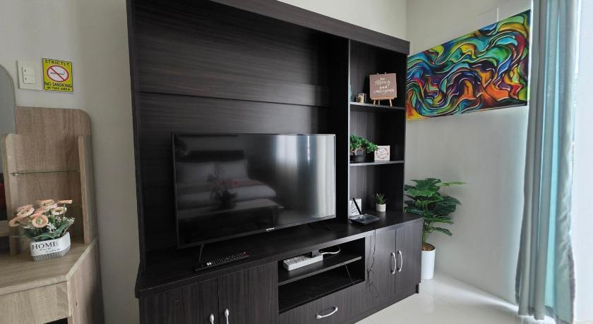 VERDANT by Camella Manors Deluxe Queen Room - image 38
