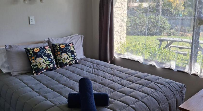 Image of Family Room with Garden View 3
