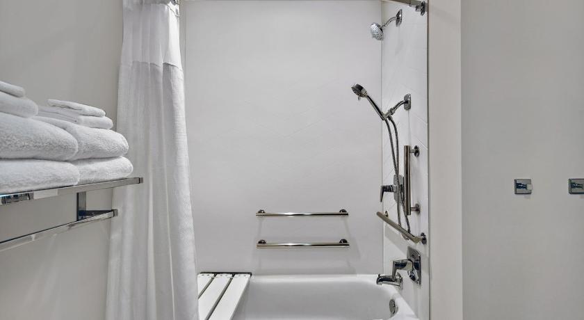 Image of King Room with Adapted Tub - Mobility Accessible 6