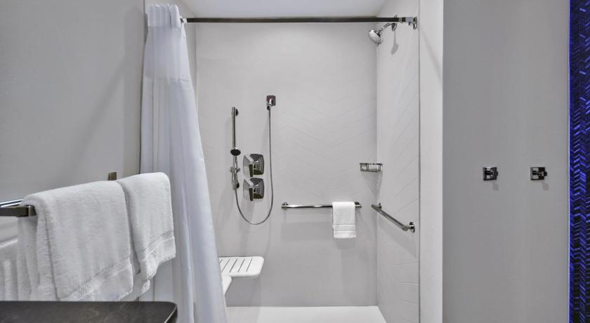 Image of Queen Suite with Sofa Bed - Hearing Accessible 2