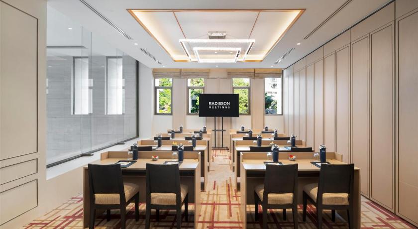 Bangkok Radisson Hotel Chateau de Bangkok 4-Star Hotel pool