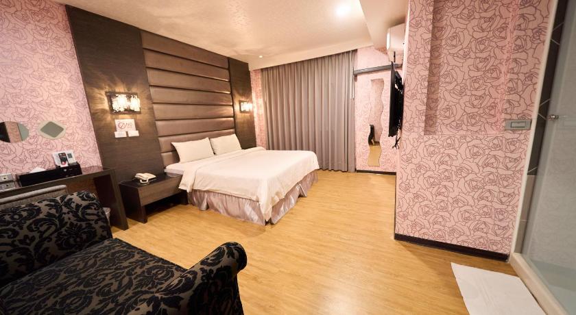 The Riverside Hotel Fashion - image 8
