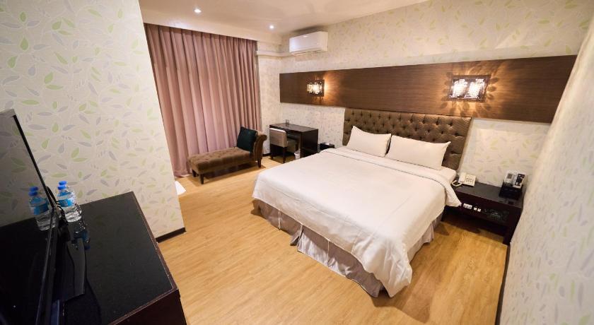 The Riverside Hotel Fashion - image 16