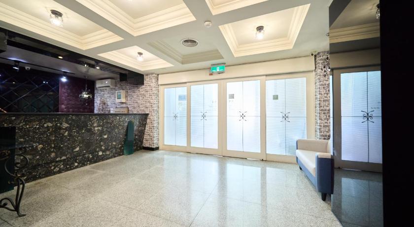 The Riverside Hotel Fashion - image 9
