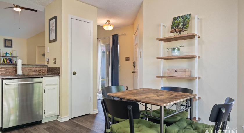 Austin Fenced Yard 2BR 1BA 10m to Domain Near Downtown Pets OK by AUSTIN VACAY 4-Star Accommodation view