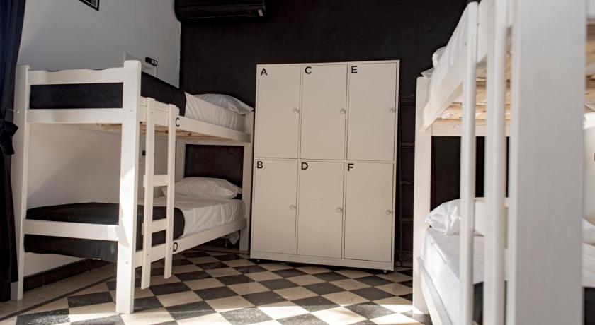 Ảnh của Phòng Ngủ Tập Thể Nữ 6 Giường (6 Bed Female Community Dorm) 1