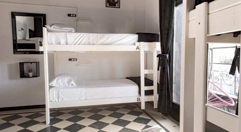 Ảnh của Phòng Ngủ Tập Thể Nữ 6 Giường (6 Bed Female Community Dorm) 0