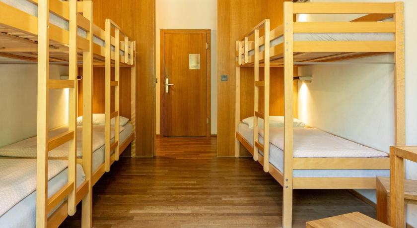 Фото: Номер на четверых с общей ванной комнатой (Quadruple Room with Shared Bathroom) 2