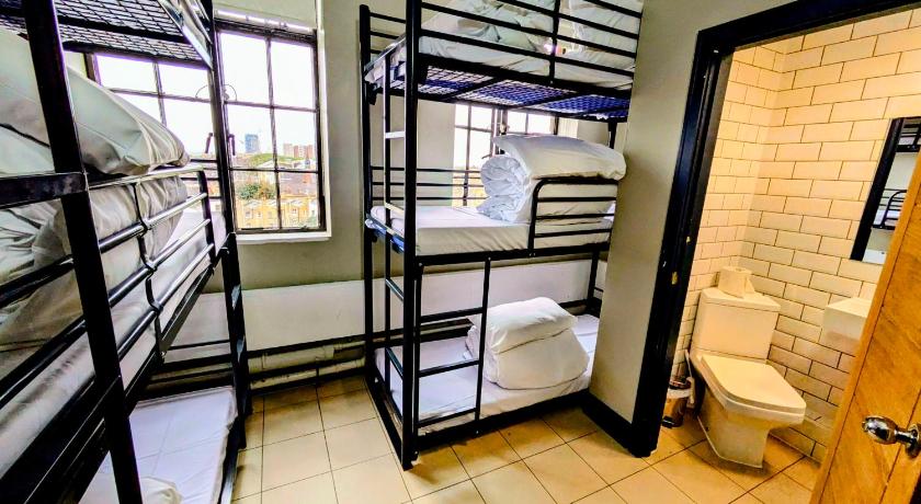 Bed in 6 Mixed Dormitory with Private Bathroom fotója 2